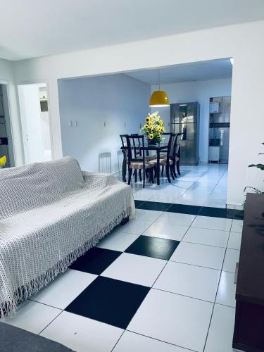 una camera da letto con un letto e un tavolo con sedie di Bom lar para descanso a Ilhéus