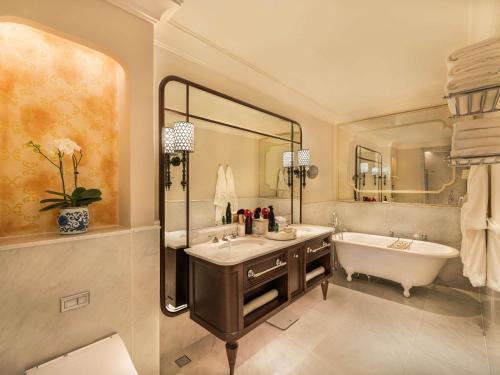 Un baño de Sofitel Legend Metropole Hanoi