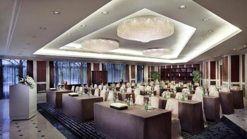 Un restaurante u otro lugar para comer en Sofitel Legend Metropole Hanoi