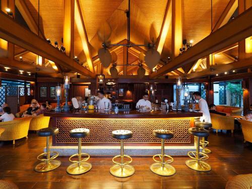 El lounge o bar de Sofitel Legend Metropole Hanoi