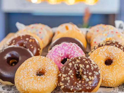 セトゥーバルにあるノボテル セトゥバルのテーブルの上に並ぶ様々な種類のドーナツ