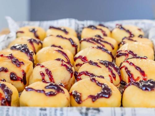 セトゥーバルにあるノボテル セトゥバルのチョコレートの入ったバスケットに入ったたくさんのペストリー