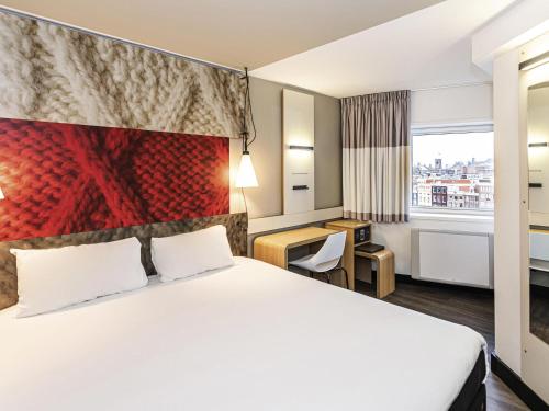 Postel nebo postele na pokoji v ubytování ibis Amsterdam Centre