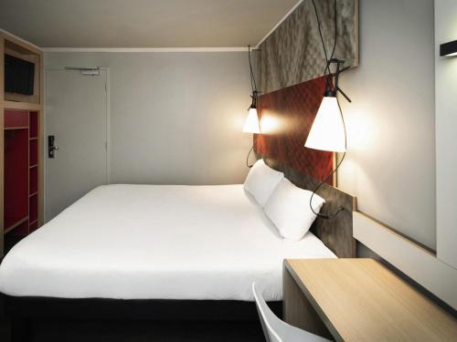 Postel nebo postele na pokoji v ubytování ibis Amsterdam Centre