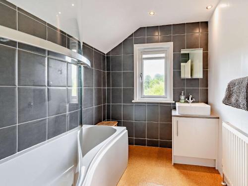 Ένα μπάνιο στο 3 Bed in Arundel 90894