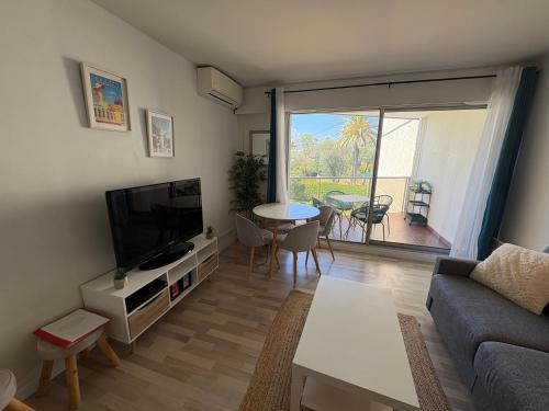 Studio lumineux, terrasse, clim, parking, centre ville