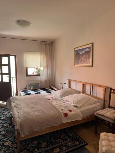 a bedroom with two beds and a window at 2- posteľová izba s kúpeľňou a kuchynkou RIŠKO v PENZION TRSTENÁ in Trstená
