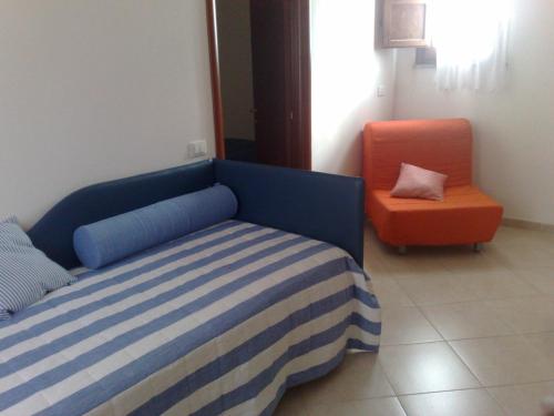 a bed room with a blue couch and blue pillows at B&B Pacheco in Paceco