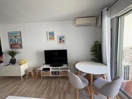 Studio lumineux, terrasse, clim, parking, centre ville