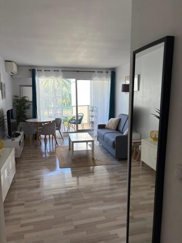 Studio lumineux, terrasse, clim, parking, centre ville