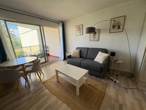 Studio lumineux, terrasse, clim, parking, centre ville