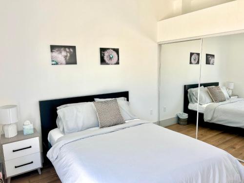 Ένα ή περισσότερα κρεβάτια σε δωμάτιο στο Newly Gated Stylish Steps to Hollywood 2B2B