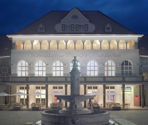 a building with a fountain in front of a building at Mintrops Stadt Hotel Margarethenhöhe in Essen