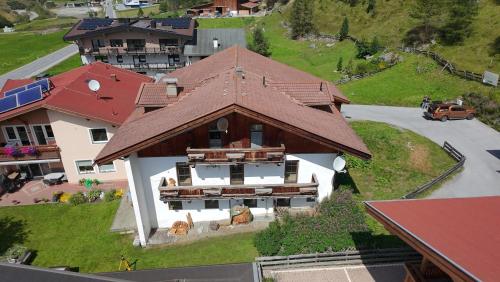 にあるMountain Lodge Obergurgl Ski In Chalet, opening Dec 25の褐色の屋根の大家