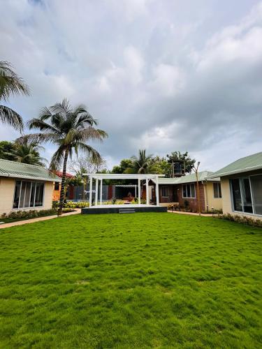 Jardín al aire libre en Staycation Buddy's Piyush Villas