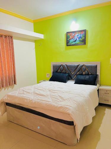 Cama o camas de una habitación en Staycation Buddy's Piyush Villas