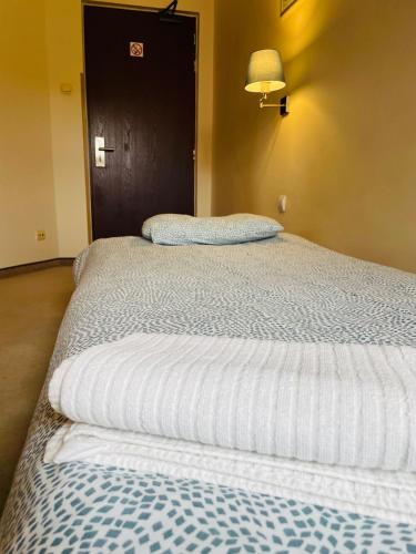 Katil atau katil-katil dalam bilik di Przystań Ostróda - pokoje i apartamenty