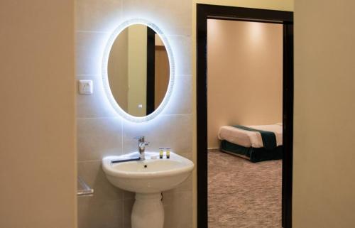 a bathroom with a sink and a mirror at شقق فينا in Khamis Mushayt
