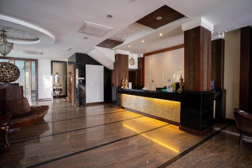 a lobby with a bar in the middle of a room at Sunday Chateau En Ville - Pattaya in North Pattaya