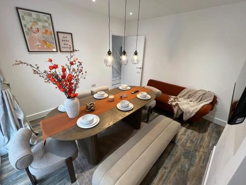 una sala de estar con una mesa y un sofá en Modern Spacious 3BR-Free Parking-Long Stay Discounts, en Maidstone