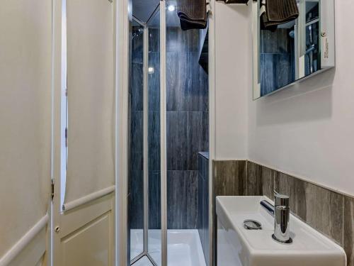 Un baño blanco con lavabo y ducha. en 4 Bed in Westward Ho 46838, en Westward Ho