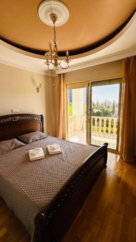 Un dormitorio con una cama con dos toallas encima. en Alkeou Holiday Home, en Limassol