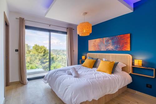 Postel nebo postele na pokoji v ubytování Villa avec piscine Saint-Paul-de-Vence 9P