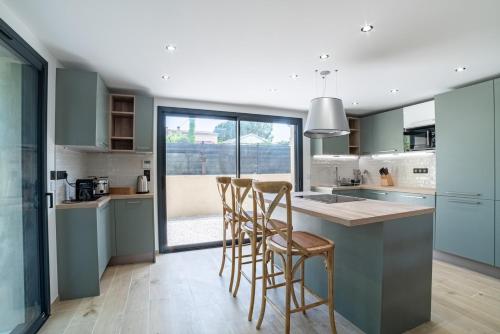 Kuchyň nebo kuchyňský kout v ubytování Villa avec piscine Saint-Paul-de-Vence 9P