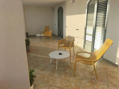 a group of chairs and a table in a room at AriadiMare in Torre Ovo