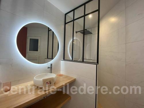 un baño con lavabo y espejo en La Villa Alamy, en Le Bois-Plage-en-Ré