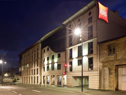 a building with a bus sign on the side of it at ibis Bordeaux Centre - Gare Saint-Jean in Bordeaux