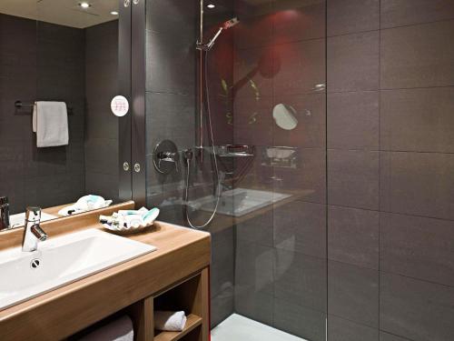 a bathroom with a shower and a sink at Mercure Hotel Stuttgart Airport Messe in Stuttgart