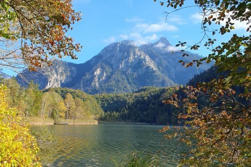 a view of a lake with a mountain in the background at Apartment Alpenblick 9, Halblech im Allgäu, Bergblick pur - NEUERÖFFNUNG! in Berghof