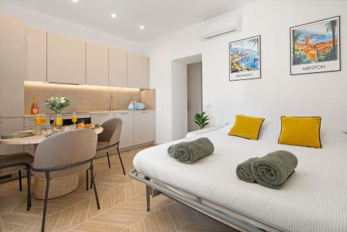 Ένα ή περισσότερα κρεβάτια σε δωμάτιο στο SERRES RDC - Somptueux 2 pièces - Frontière Monaco