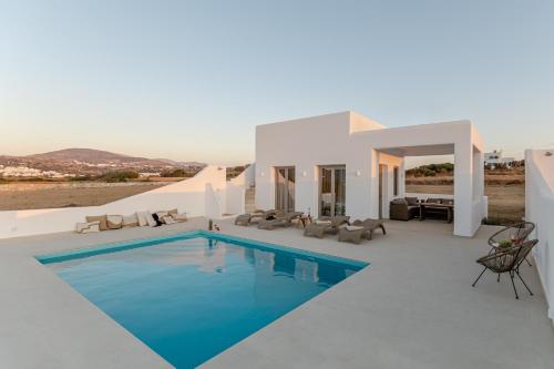 Agios ArseniosにあるEupnoia Villasの白いヴィラ(スイミングプール付)