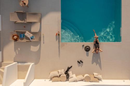 Agios ArseniosにあるEupnoia Villasの靴とサーフボードに乗った人がいる部屋