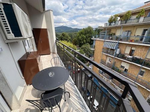 Un balcón con una mesa y sillas en un balcón. en Miky House, en Turín