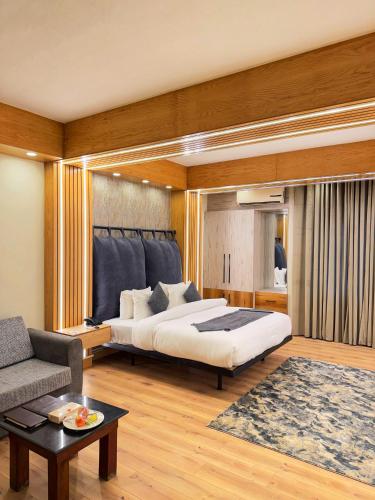 Кровать или кровати в номере Grand Islamabad Hotel
