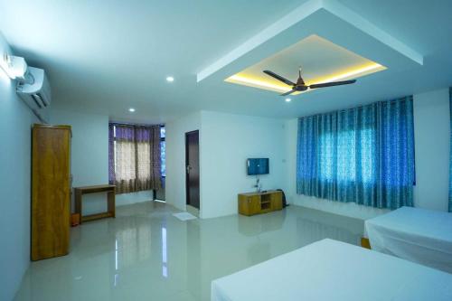 Habitación con cama y ventilador de techo. en Hotel O Erumeli Bus Terminal Kottayam Formerly Pious B Residency, en Erumeli