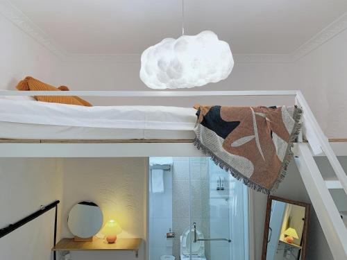 Habitación con litera y baño. en Sinanli Flower House Courtyard, en Jiazaiwei