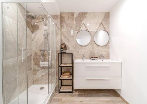 ein Badezimmer mit Waschbecken und Dusche in der Unterkunft Rooftop d'exception, vue Rhône, 6 personnes, Caluire in Caluire-et-Cuire