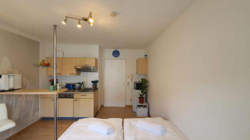 Una pequeña habitación con una cama y una cocina. en Exclusive Stay Augsburg 4 Minuten zur Messe, en Augsburg