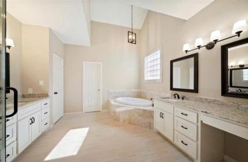 ein Badezimmer mit Waschbecken, Toilette und Spiegel in der Unterkunft The Waterfront Villa in Montgomery