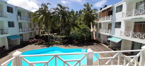 Spacious Apartment with Pool in Blue Bay