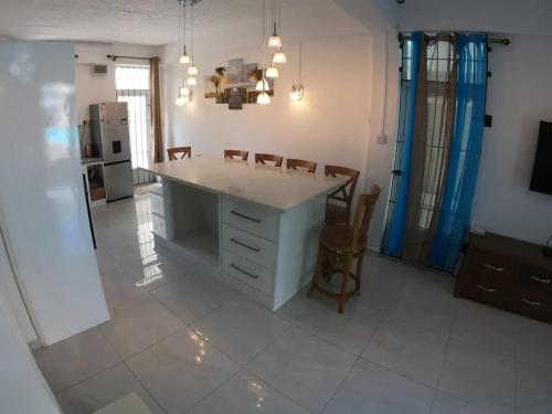 Una cocina o cocineta en Spacious Apartment with Pool in Blue Bay