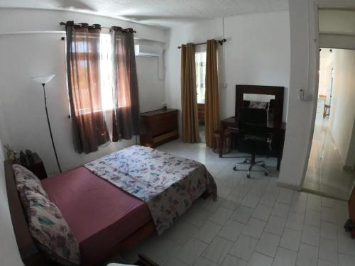 Una cama o camas en una habitación de Spacious Apartment with Pool in Blue Bay