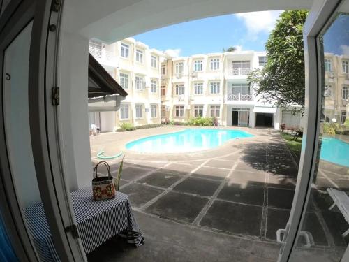 La alberca dentro o cerca de Spacious Apartment with Pool in Blue Bay