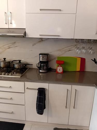 Una cocina o cocineta en Spacious Apartment with Pool in Blue Bay