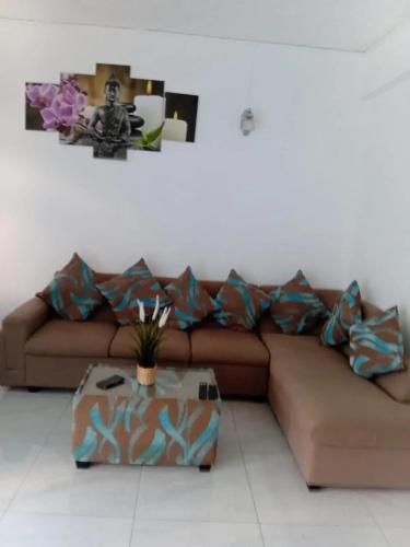 Un lugar para sentarse en Spacious Apartment with Pool in Blue Bay