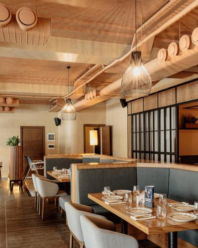Un restaurante u otro lugar para comer en Seabreeze Baku Lighthouse seaview apartment studio